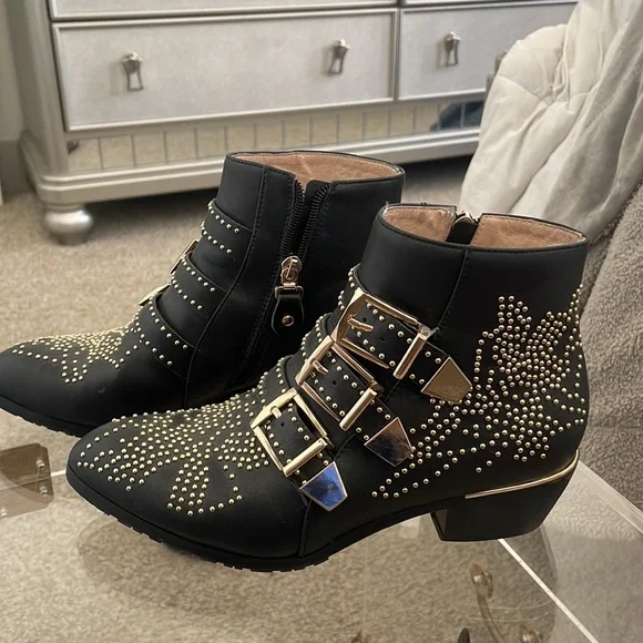 Inspired black boots w gold hardware - Picture 3 of 6
